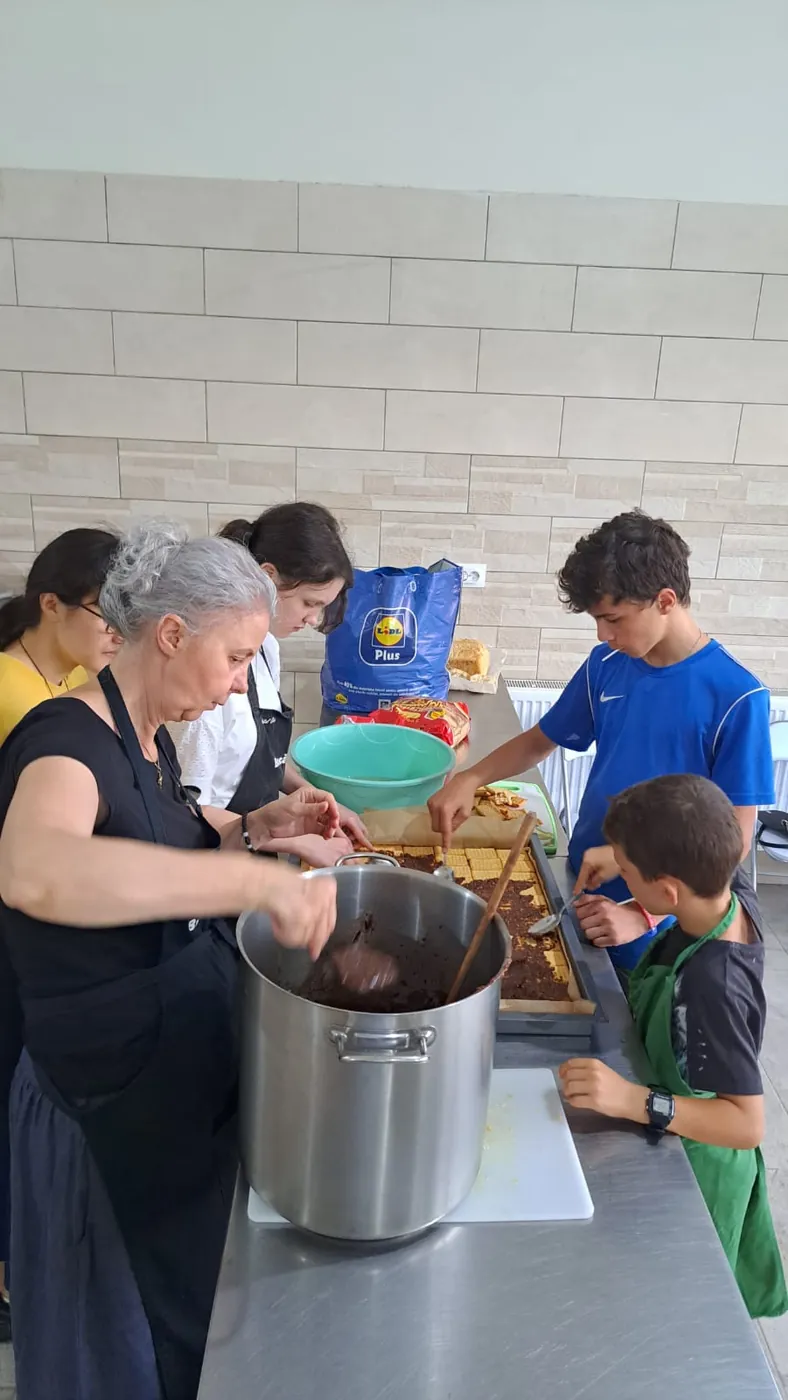 Atelier de bucătărie: copii gătind alături de un îndrumător la Școala Vieții