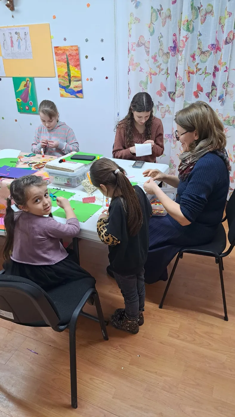 Atelier de lucru manual cu copii așezați la masă