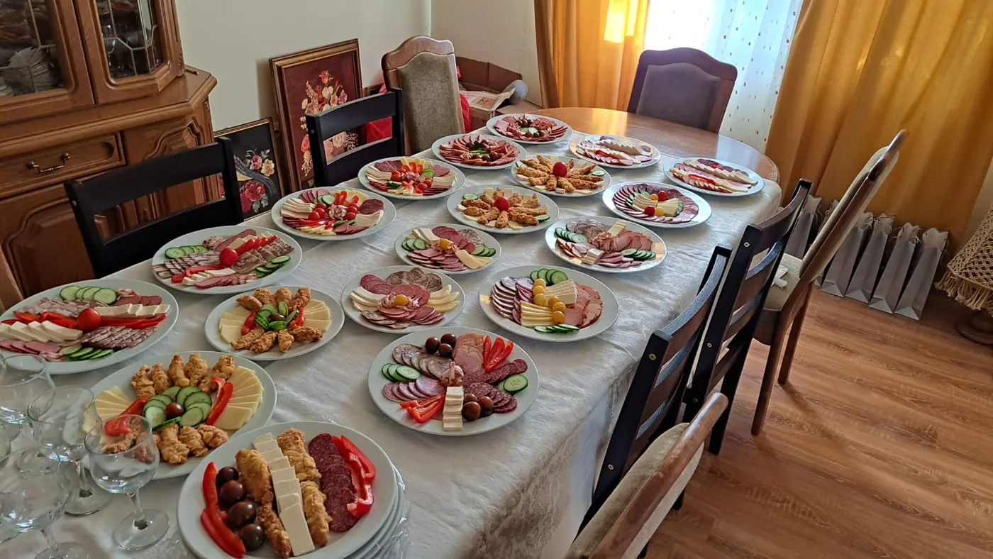 Platouri cu prăjituri pregatite la atelierul de cofetărie