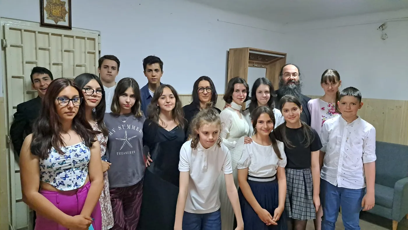 Echipa și comunitatea Școlii Vieții — îndrumători și tineri formatori