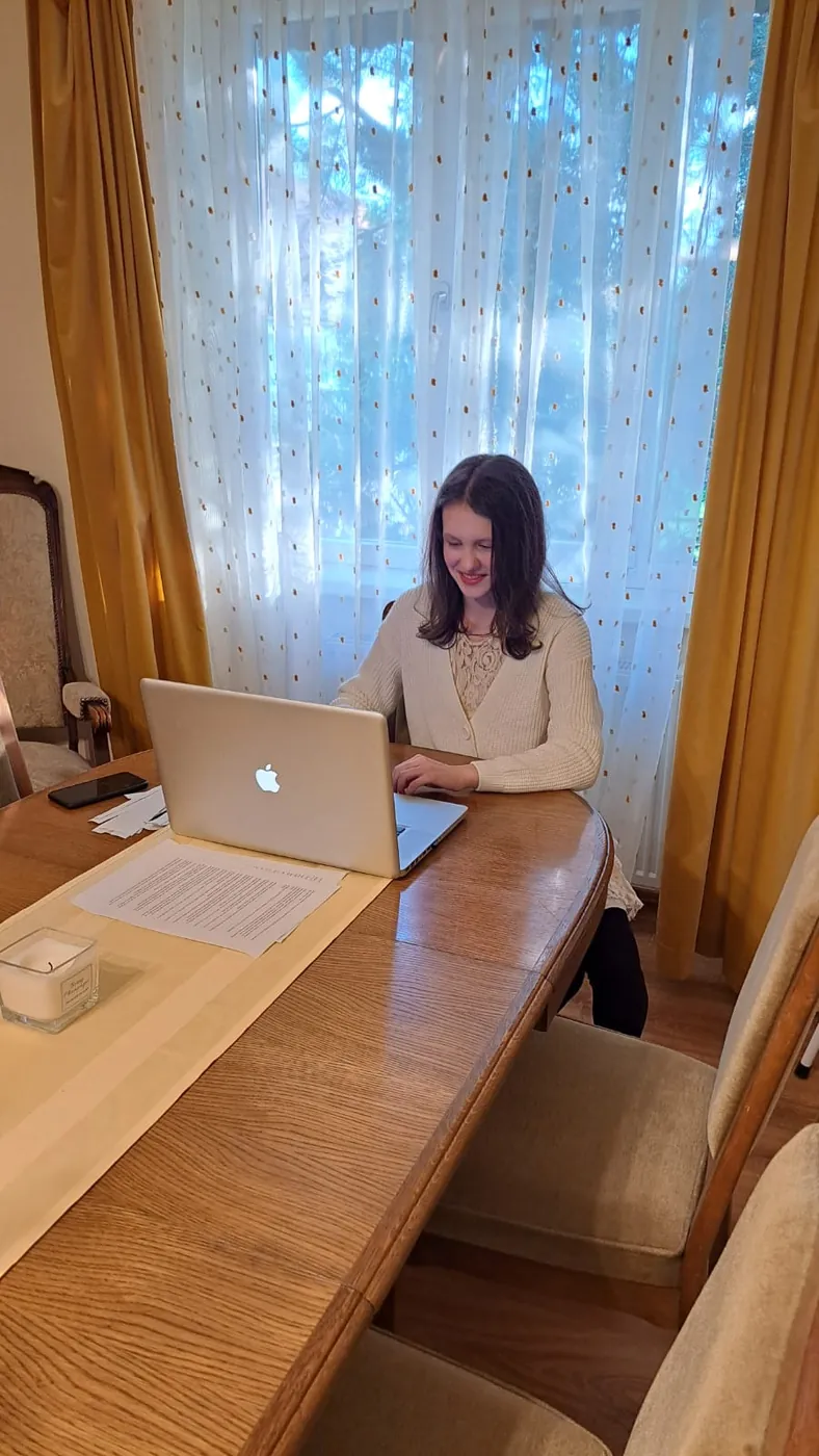 Curs de maniere la Școala Vieții — copii atenți la îndrumător