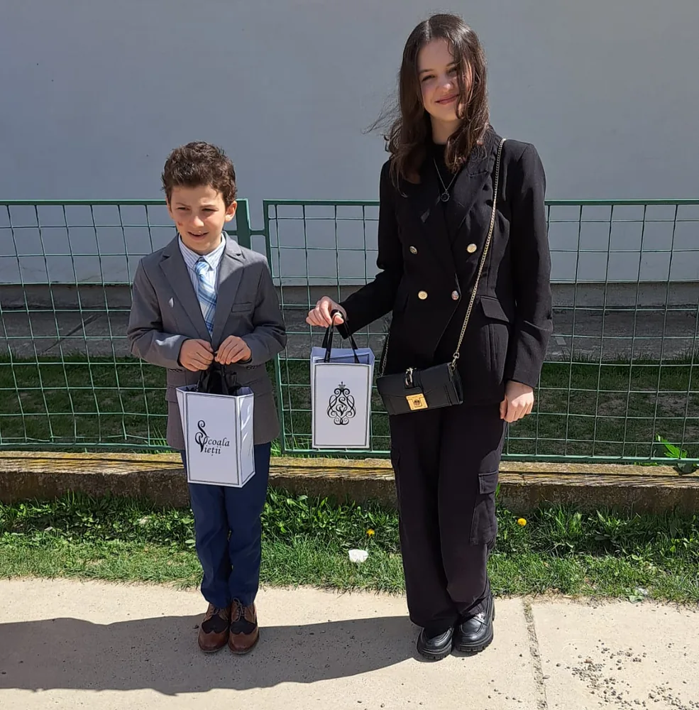 Punga cadou Școala Vieții, cu monograma, purtată de un absolvent — semnul valorilor duse mai departe