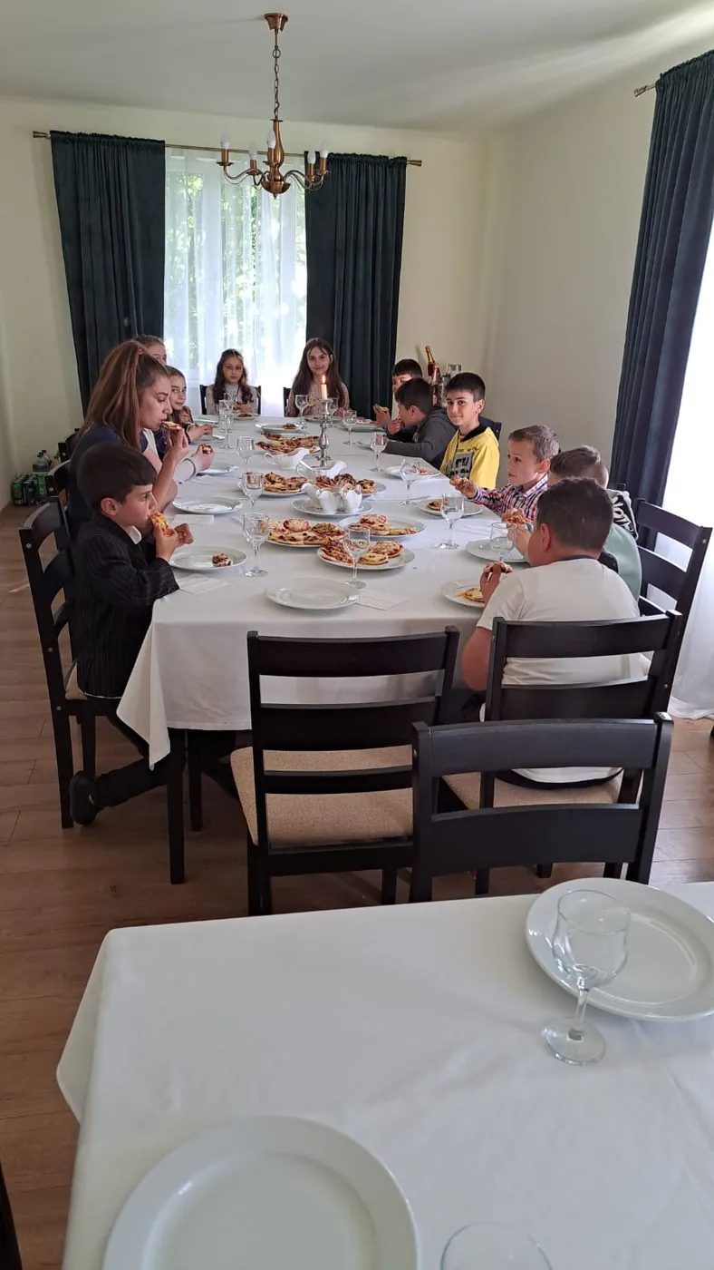 Masă elegant aranjată pentru trapeză la Școala Vieții