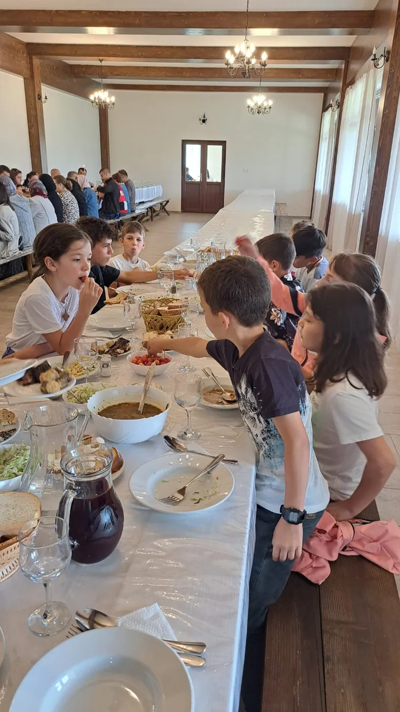 Prânz în comun la masa lungă a Școlii Vieții — comuniune și bună-cuviință